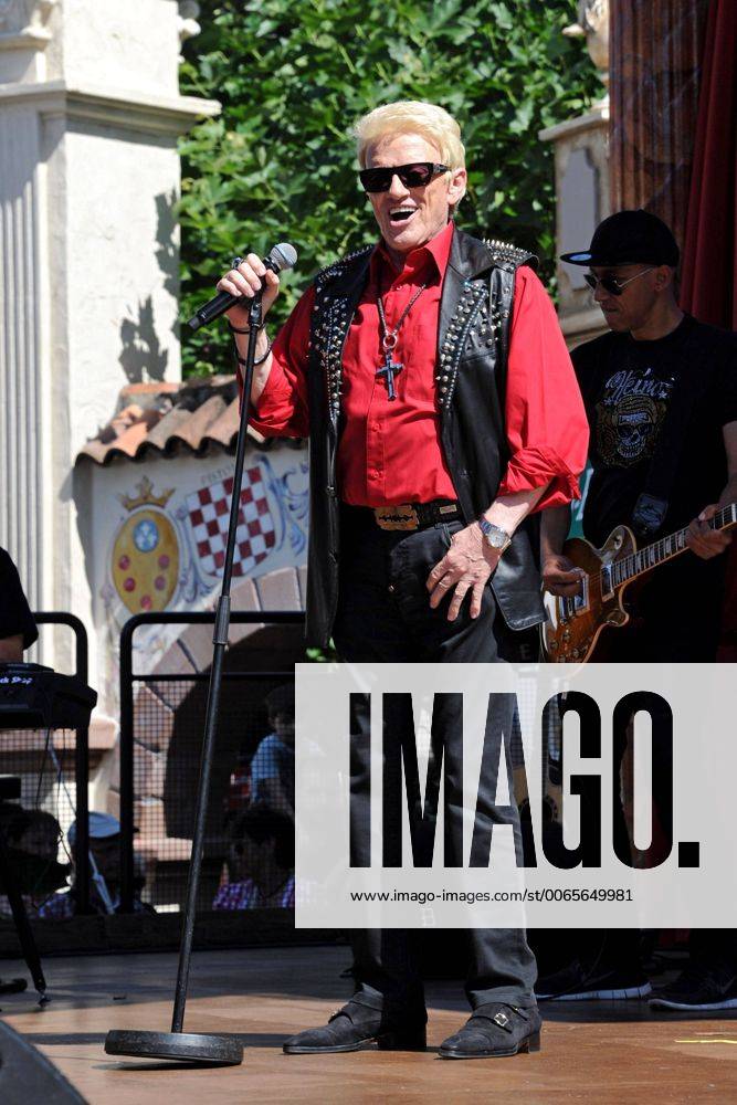 Sänger Heino Kramm. Sänger Heino Kramm während eines Konzertes anläßlich des 80. Geburtstages von Langnese am 30.08.2015 im Europapark Rust.