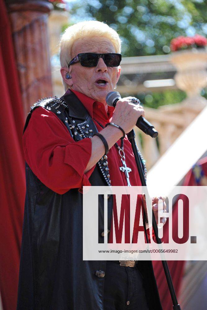 Sänger Heino Kramm. Sänger Heino Kramm während eines Konzertes anläßlich des 80. Geburtstages von Langnese am 30.08.2015 im Europapark Rust.