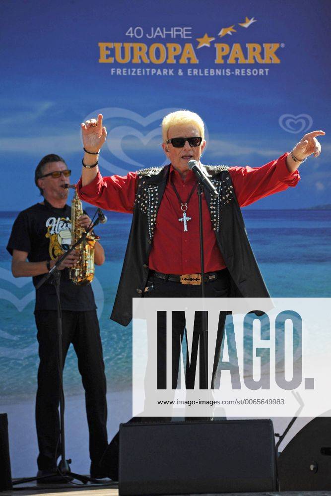 Sänger Heino Kramm. Sänger Heino Kramm während eines Konzertes anläßlich des 80. Geburtstages von Langnese am 30.08.2015 im Europapark Rust.