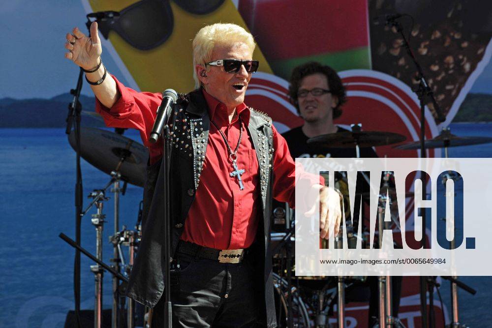 Sänger Heino Kramm. Sänger Heino Kramm während eines Konzertes anläßlich des 80. Geburtstages von Langnese am 30.08.2015 im Europapark Rust.