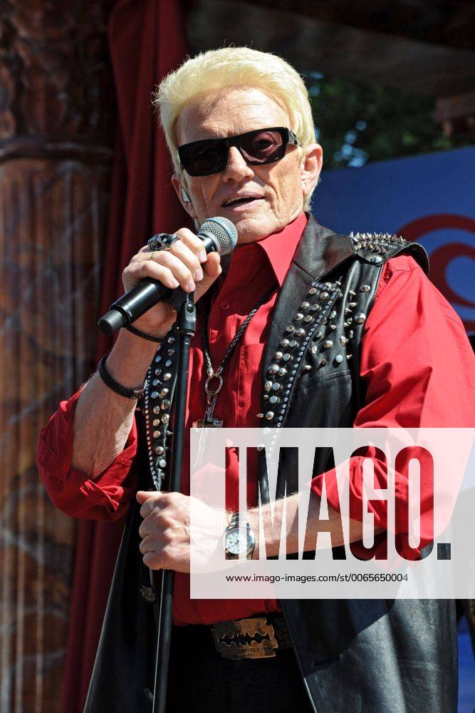 Sänger Heino Kramm. Sänger Heino Kramm während eines Konzertes anläßlich des 80. Geburtstages von Langnese am 30.08.2015 im Europapark Rust.