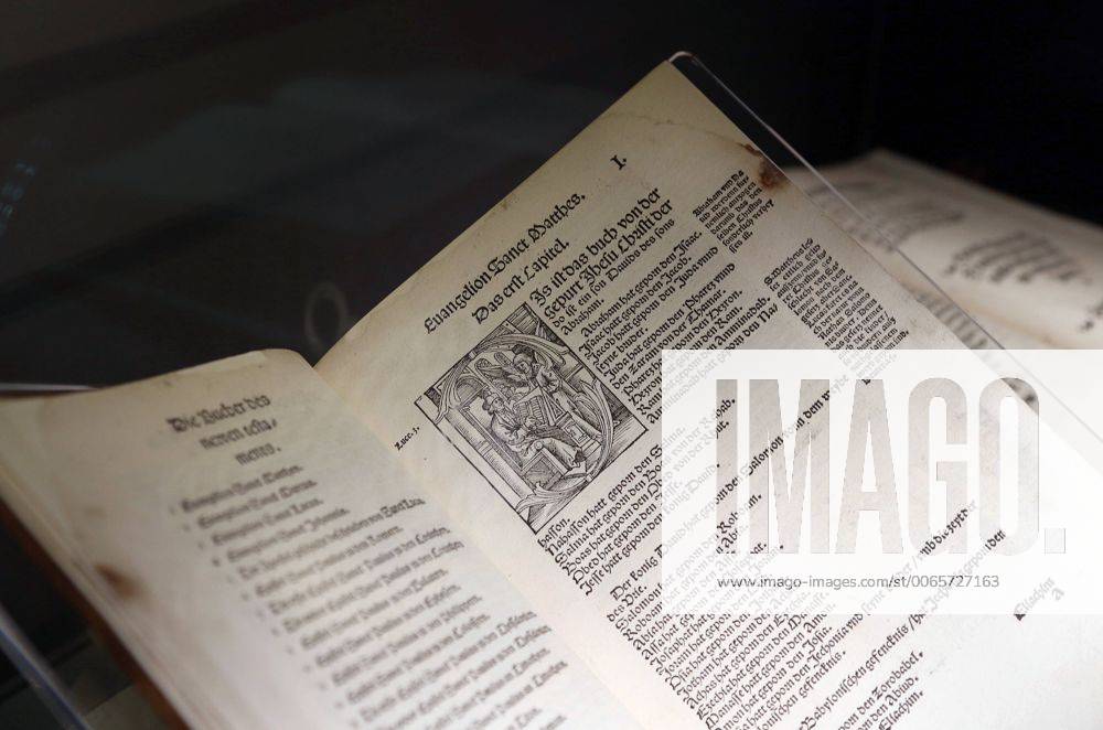 Die erste Seite des Matthaeusevangeliums aus dem Septembertestament , dem von Martin Luther ins Deutsche uebersetzten Neuen Testament von September 1522, Wittenberg, in der Sonderausstellung Luthers Meisterwerk ? ein Buch wie eine Naturgewalt im Frankfurter Bibelhaus Erlebnis-Museum am Dienstag (15.09.15). Die Ausstellung zeigt einzigartige Bibeldrucke, darunter die Gutenberg-Bibel von 1454 55, Erstausgaben des Neuen Testaments von 1522 und der Biblia Deutsch Martin Luthers von 1534 sowie reformierte und katholische Bibelausgaben des 16. Jahrhunderts. Insgesamt sind mehr als 70 Inkunabeln, Drucke und Autographen zu sehen. Die Ausstellung wird am Dienstagabend (15.09.15) im Beisein von Bundespraesident Joachim Gauck und dem Ratsvorsitzenden der Evangelischen Kirche in Deutschland (EKD), dem bayerischen Landesbischof Heinrich Bedford-Strohm, eroeffnet und ist bis zum Jahresende zu se