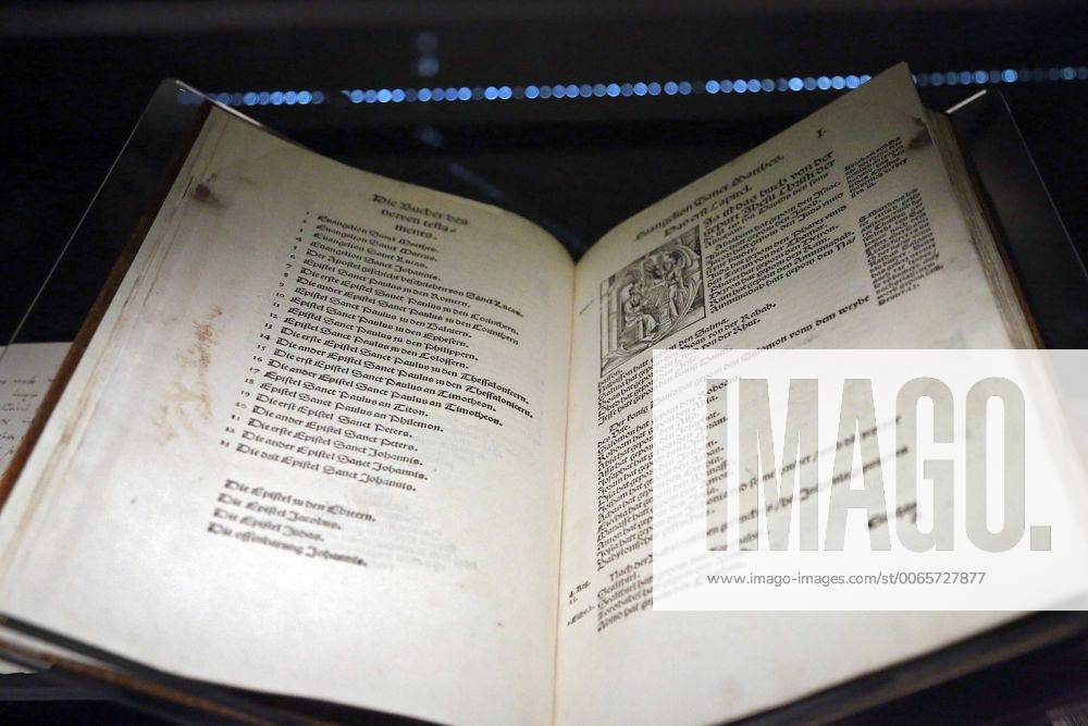 Die erste Seite des Matthaeusevangeliums aus dem Septembertestament , dem ersten von Martin Luther auf der Wartburg ins Deutsche uebersetzten Neuen Testament von September 1522, Wittenberg, in der Sonderausstellung Luthers Meisterwerk ? ein Buch wie eine Naturgewalt im Frankfurter Bibelhaus Erlebnis-Museum am Dienstag (15.09.15). Die Ausstellung zeigt einzigartige Bibeldrucke, darunter die Gutenberg-Bibel von 1454 55, Erstausgaben des Neuen Testaments von 1522 und der Biblia Deutsch Martin Luthers von 1534 sowie reformierte und katholische Bibelausgaben des 16. Jahrhunderts. Insgesamt sind mehr als 70 Inkunabeln, Drucke und Autographen zu sehen. Die Ausstellung wird am Dienstagabend (15.09.15) im Beisein von Bundespraesident Joachim Gauck und dem Ratsvorsitzenden der Evangelischen Kirche in Deutschland (EKD), dem bayerischen Landesbischof Heinrich Bedford-Strohm, eroeffnet und ist