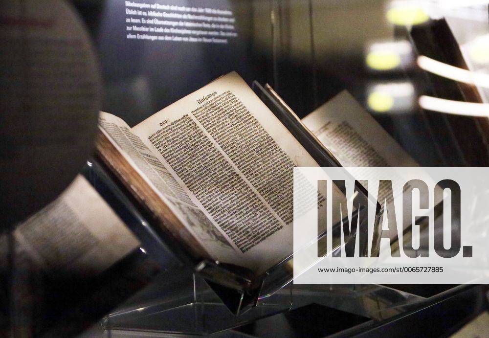 Bibeln in der Sonderausstellung Luthers Meisterwerk ? ein Buch wie eine Naturgewalt im Frankfurter Bibelhaus Erlebnis-Museum am Dienstag (15.09.15). Die Ausstellung zeigt einzigartige Bibeldrucke, darunter die Gutenberg-Bibel, Erstausgaben des Neuen Testaments von 1522 und der Biblia Deutsch Martin Luthers von 1534 sowie reformierte und katholische Bibelausgaben des 16. Jahrhunderts. Insgesamt sind mehr als 70 Inkunabeln, Drucke und Autographen zu sehen. Die Ausstellung wird am Dienstagabend (15.09.15) im Beisein von Bundespraesident Joachim Gauck und dem Ratsvorsitzenden der Evangelischen Kirche in Deutschland (EKD), dem bayerischen Landesbischof Heinrich Bedford-Strohm, eroeffnet und ist bis zum Jahresende zu sehen. (Siehe epd-Meldung vom 15.09.15) Bibelausstellung Luthers Meisterwerk