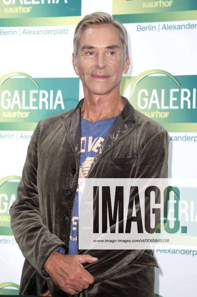 Wolfgang Joop bei einer Autogrammstunde in der Galeria Kaufhof. Berlin, 24.09.2015 Foto:xFredericx xFuturexImage
