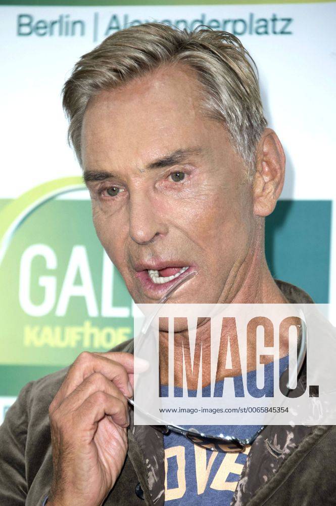 Wolfgang Joop bei einer Autogrammstunde in der Galeria Kaufhof. Berlin, 24.09.2015 Foto:xFredericx xFuturexImage