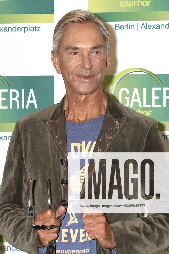 Wolfgang Joop bei einer Autogrammstunde in der Galeria Kaufhof. Berlin, 24.09.2015 Foto:xJ.xQuinternx xFuturexImage