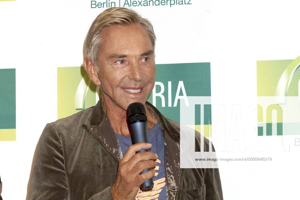 Wolfgang Joop bei einer Autogrammstunde in der Galeria Kaufhof. Berlin, 24.09.2015 Foto:xJ.xQuinternx xFuturexImage
