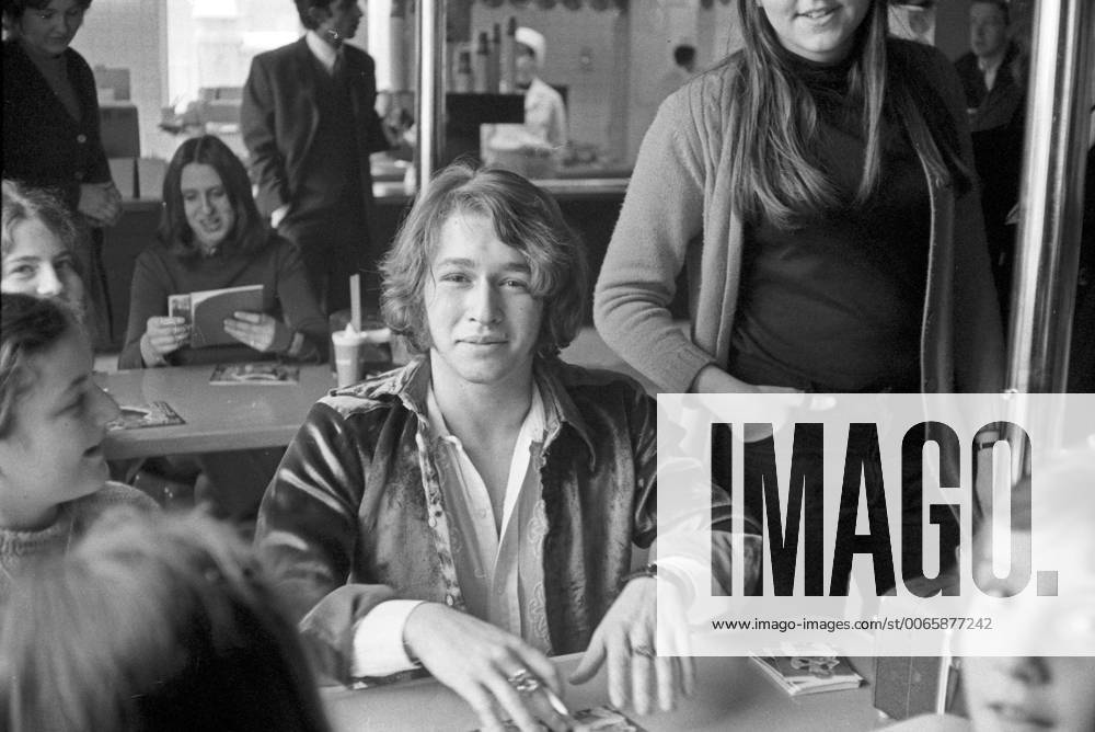 Autogrammstunde mit Peter Maffay im Schnellrestaurant Burger Chef , Deutschland 1960er Jahre. Autograph session with singer Peter Maffay at Burger Chef convenience restaurant, Germany 1960s. 24x36Neg533