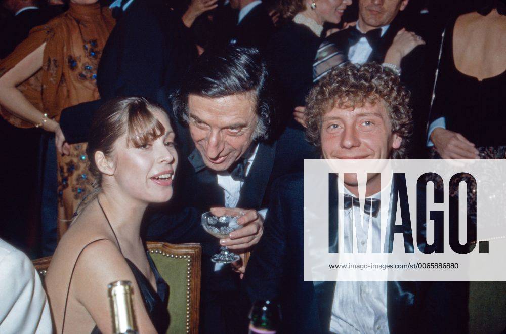 Die deutsche Schauspielerin Olivia Pascal und Lebensgefährte Achim Lenz (rechts) mit Herbert Fux (Mitte) auf dem Filmball, Deutschland 1980er Jahre. German actress Olivia Pascal with partner Achim Lenz (right) and actor Herbert Fux (center) visiting the Filmball, Germany 1980s. 24x36WBV2