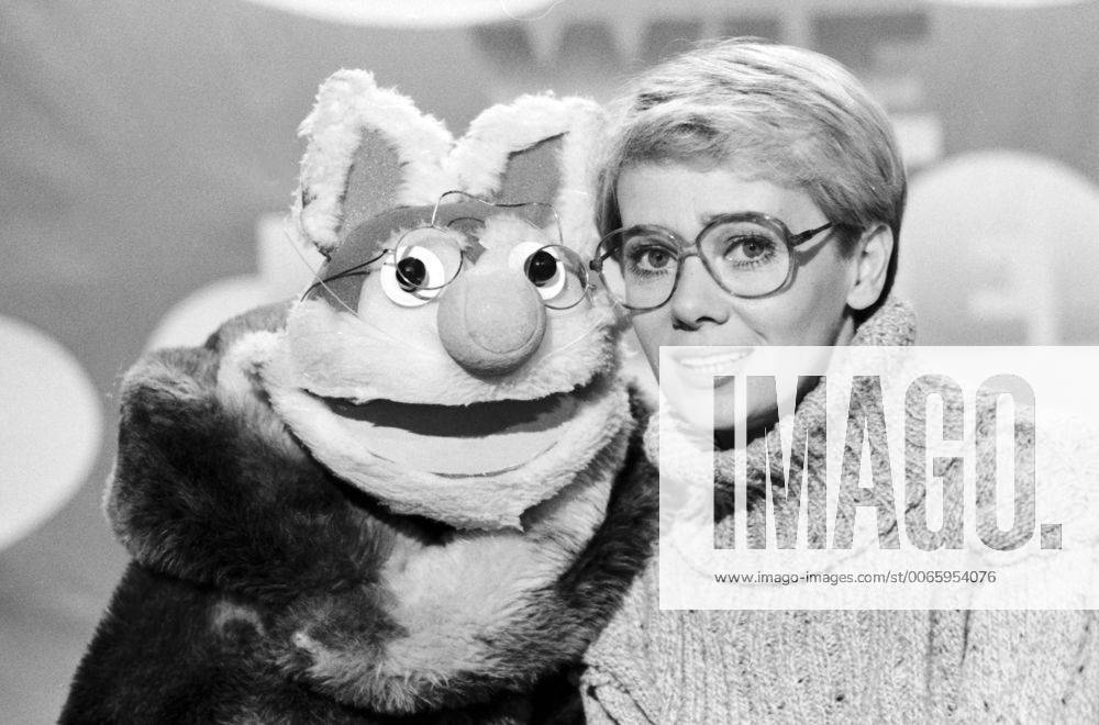 Emm wie Meikel, Kinderserie 1975 - 1978, Meikel Katzengreis mit Moderatorin Hanni Vanhaiden.