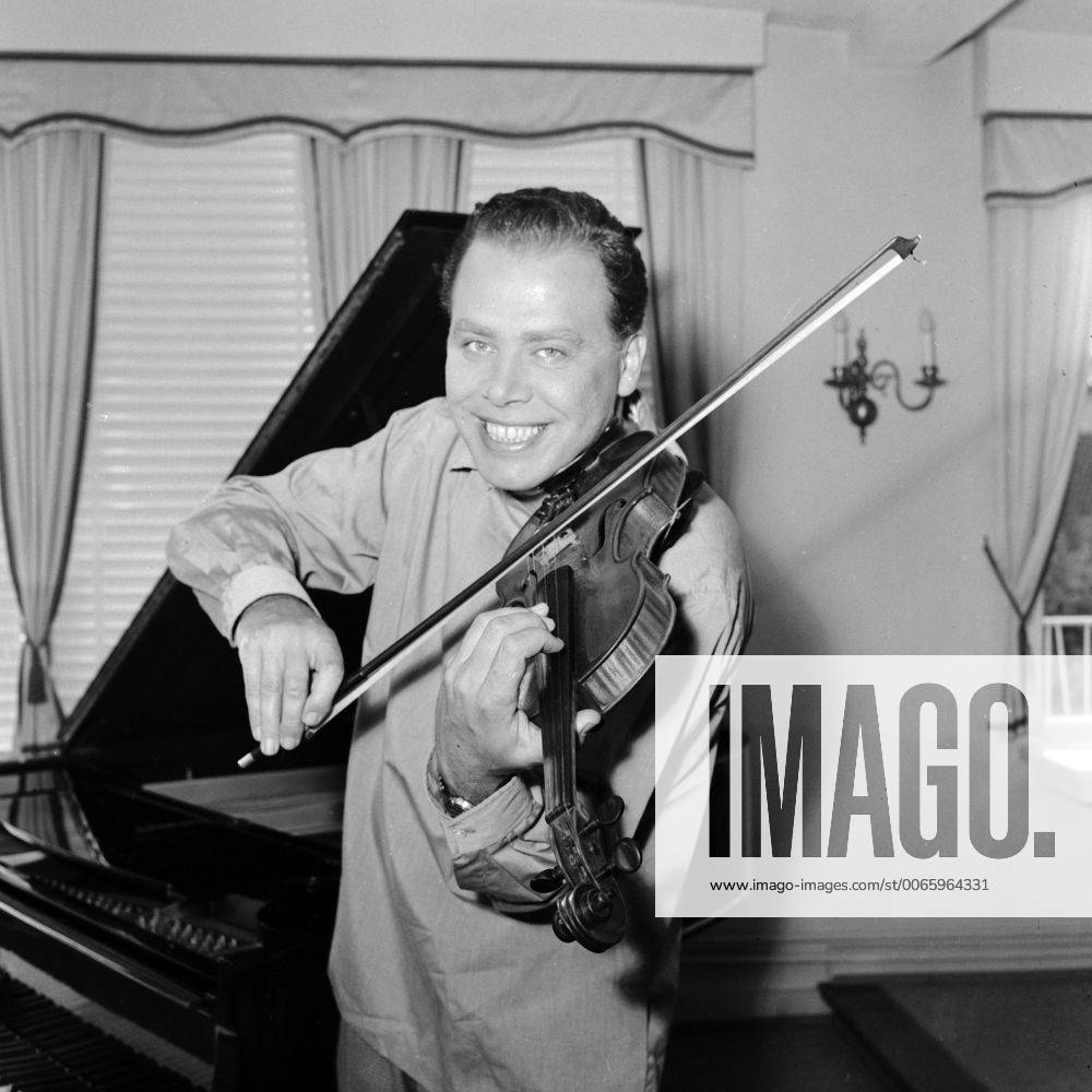 Der deutsche Violinist Helmut Zacharias und seine Geige in Hamburg, 1955. German violinist Helmut Zacharias and his violin in Hamburg, 1955.