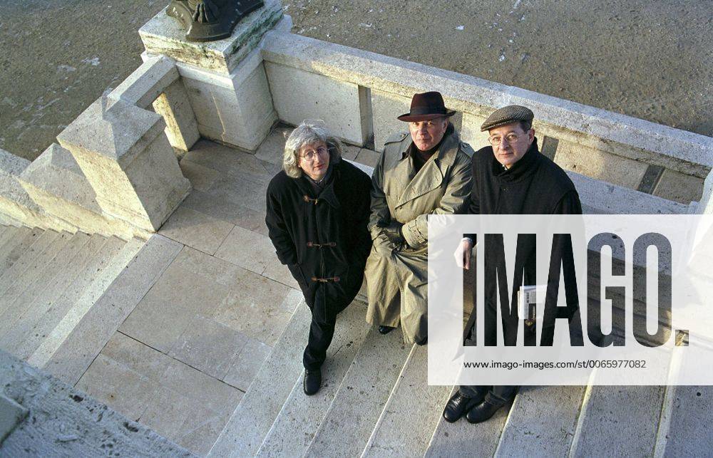 Authors Esterhazy, Kertesz, Nadas , Budapest, Hungary UNGARN, 02.2001, BudapestÐVIII. Bezirk. Die prominenten ungarischen Schriftsteller Peter Esterhazy, Imre Kertesz und Peter Nadas (korrekt: PŽter Esterh‡zy, Imre KertŽsz, PŽter N‡das) auf dem Kerepesi-Friedhof. The above mentrioned prominent Hungarian writers at the Kerepesi cemetery.