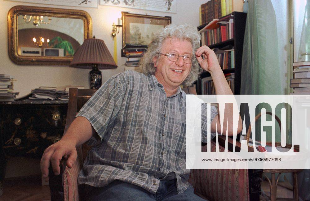 Author Esterhazy , Budapest, Hungary UNGARN, 08.2004, BudapestÐIII. Bezirk. Der prominenten ungarische Schriftsteller Peter Esterhazy (korrekt: PŽter Esterh‡zy) zu Hause in seiner Bauhausvilla. The above mentrioned prominent Hungarian writer at home in his Bauhaus style detached house.