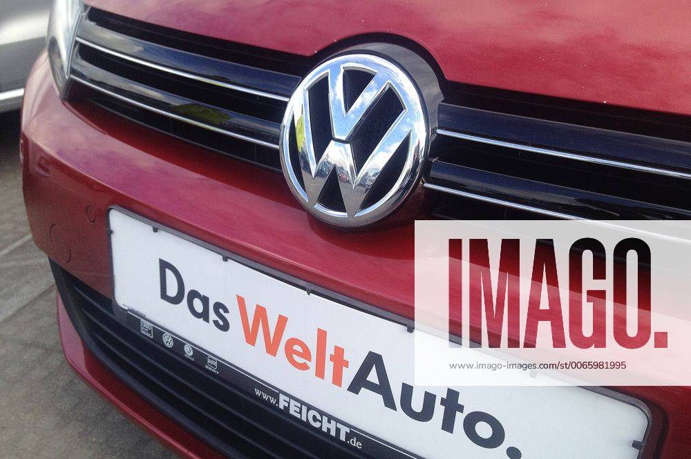 Themenbild VW Volkswagen Abgas Skandal, VW Motorhaube,Kuehlergrill VW Golf mit VW Emblem,Markenemblem,Logo,Slogan DAS WELT AUTO.
