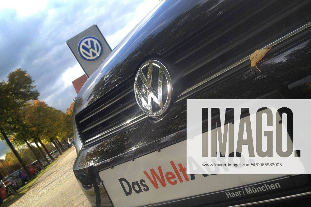 Themenbild VW Volkswagen Abgas Skandal, VW Motorhaube,Kuehlergrill VW Golf mit VW Emblem,Markenemblem,Logo mit Licht reflexionen,Slogan DAS WELT AUTO.
