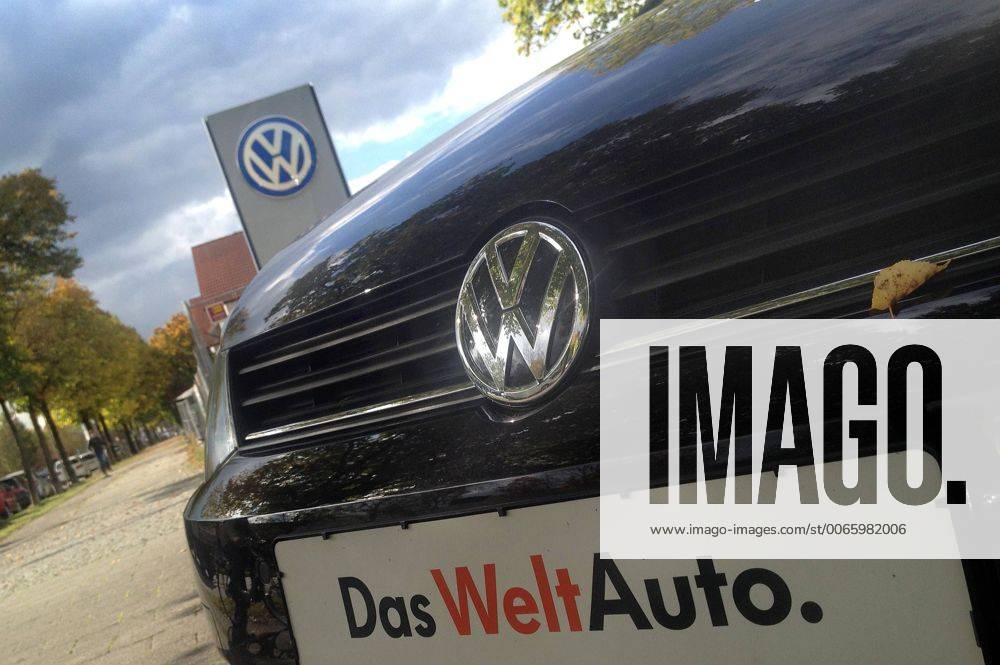 Themenbild VW Volkswagen Abgas Skandal, VW Motorhaube,Kuehlergrill VW Golf mit VW Emblem,Markenemblem,Logo mit Licht reflexionen,Slogan DAS WELT AUTO.