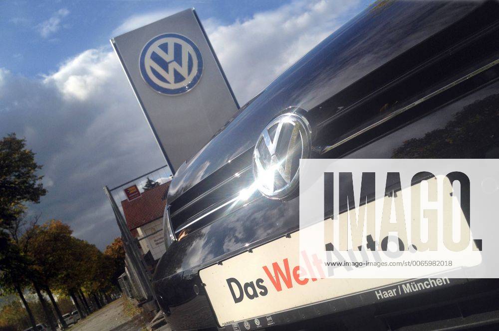 Themenbild VW Volkswagen Abgas Skandal, VW Motorhaube,Kuehlergrill VW Golf mit VW Emblem,Markenemblem,Logo mit Licht reflexionen,Slogan DAS WELT AUTO.