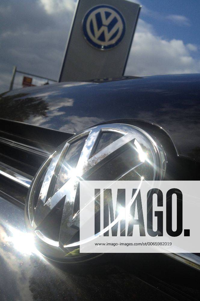 Themenbild VW Volkswagen Abgas Skandal, VW Motorhaube,Kuehlergrill VW Golf mit VW Emblem,Markenemblem,Logo mit Licht reflexionen.