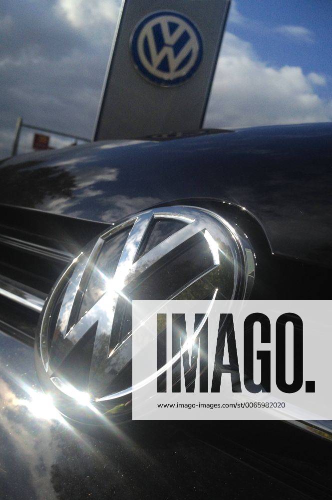 Themenbild VW Volkswagen Abgas Skandal, VW Motorhaube,Kuehlergrill VW Golf mit VW Emblem,Markenemblem,Logo mit Licht reflexionen.