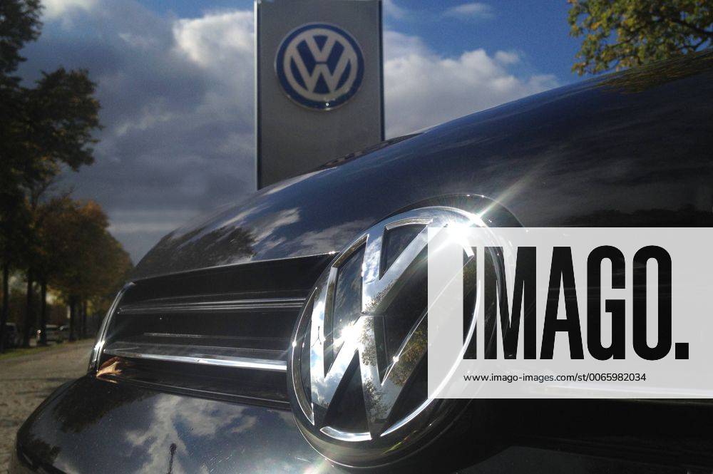 Themenbild VW Volkswagen Abgas Skandal, VW Motorhaube,Kuehlergrill VW Golf mit VW Emblem,Markenemblem,Logo mit Licht reflexionen.