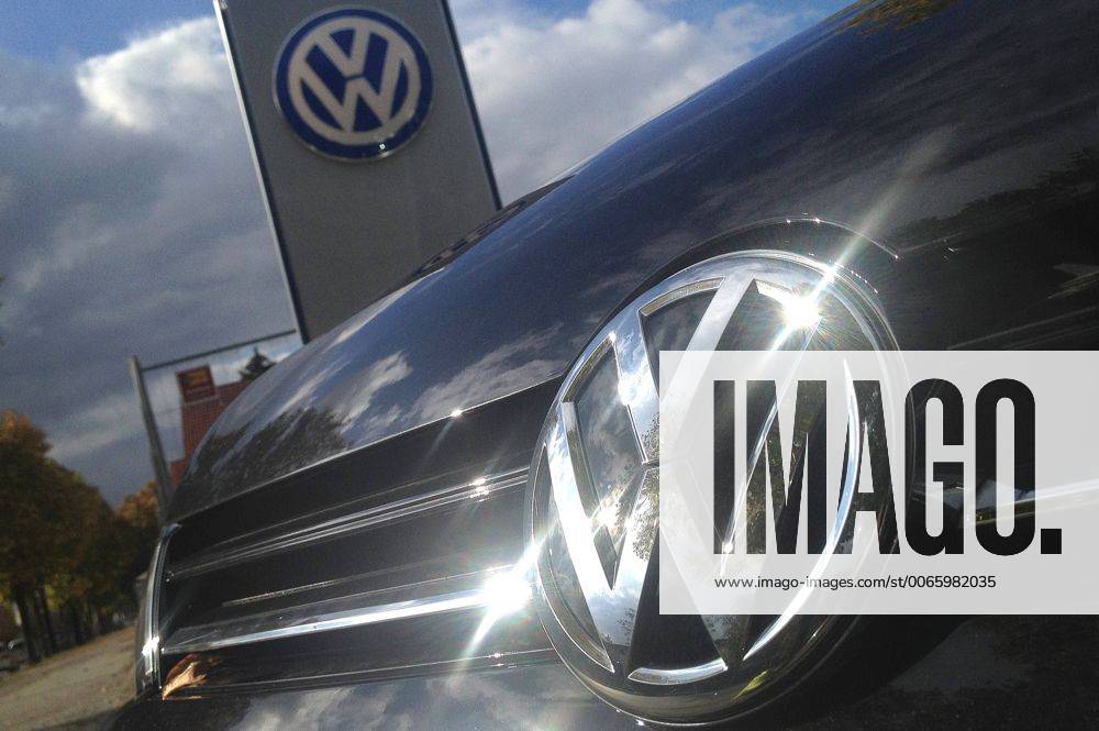 Themenbild VW Volkswagen Abgas Skandal, VW Motorhaube,Kuehlergrill VW Golf mit VW Emblem,Markenemblem,Logo mit Licht reflexionen.