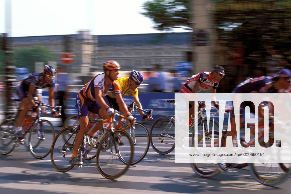 Lance Armstrong (USA US Postal Service) im gelben Trikot Radsport Herren Tour de France 2002, Radrennsport, Straßenradsport, Straßenradrennsport, Radrennen Gruppe 20. Etappe: Melun - Paris, Rue de Rivoli Paris Dynamik, Kampf, Anstrengung