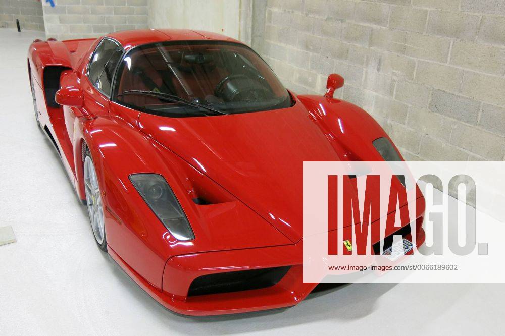 Ferrari Enzo, Sonderausstellung Ferrari Supersportwagen, French Riviera Classic Motor Show (Salon du Véhicule de prestige et de Collection auto, moto et bateau sur la Côte d Azur), 16.-18.10.2015, Arena Stadion Allianz Riviera, Auto, Oldtimer Messe, Ausstellung, Nizza Nice (Frankreich)