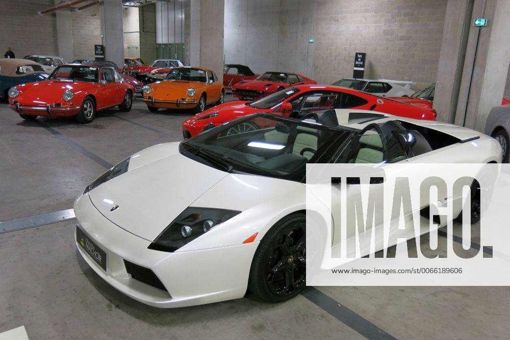 Lamborghini Murciélago Roadster vor Porsche Oldtimern, French Riviera Classic Motor Show (Salon du Véhicule de prestige et de Collection auto, moto et bateau sur la Côte d Azur), 16.-18.10.2015, Arena Stadion Allianz Riviera, Auto, Oldtimer Messe, Ausstellung, Nizza Nice (Frankreich)