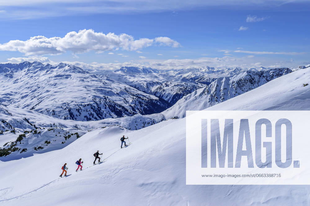 Men and women back country skiing at Gressenstein on sunny day, Inneralpbach, Kitzbuehel Alps, Tyrol, Austria model released, Symbolfoto, ANSF00950