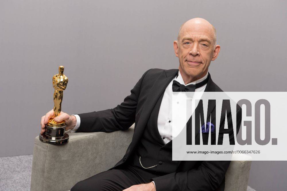 OSCARS. Bester Nebendarsteller. Preisträger 2011-2020 Feb 22, 2015 - Hollywood, California, U.S. - J.K. SIMMONS poses backstage after winning the Oscar for Performance by an actor in a supporting role, for work on Whiplash during the live ABC Telecast of The 87th Oscars at the Dolby Theatre in Hollywood. - ZUMAz03