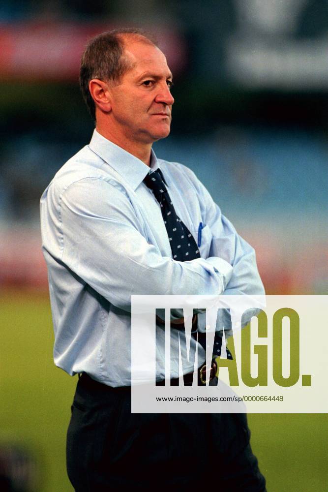Trainer Periko Alonso (San Sebastian) nachdenklich Fußball Herren Primera Division 2000 2001, 1. Spanische Liga, Real Sociedad San Sebastián Einzelbild San Sebastian Nachdenklichkeit,