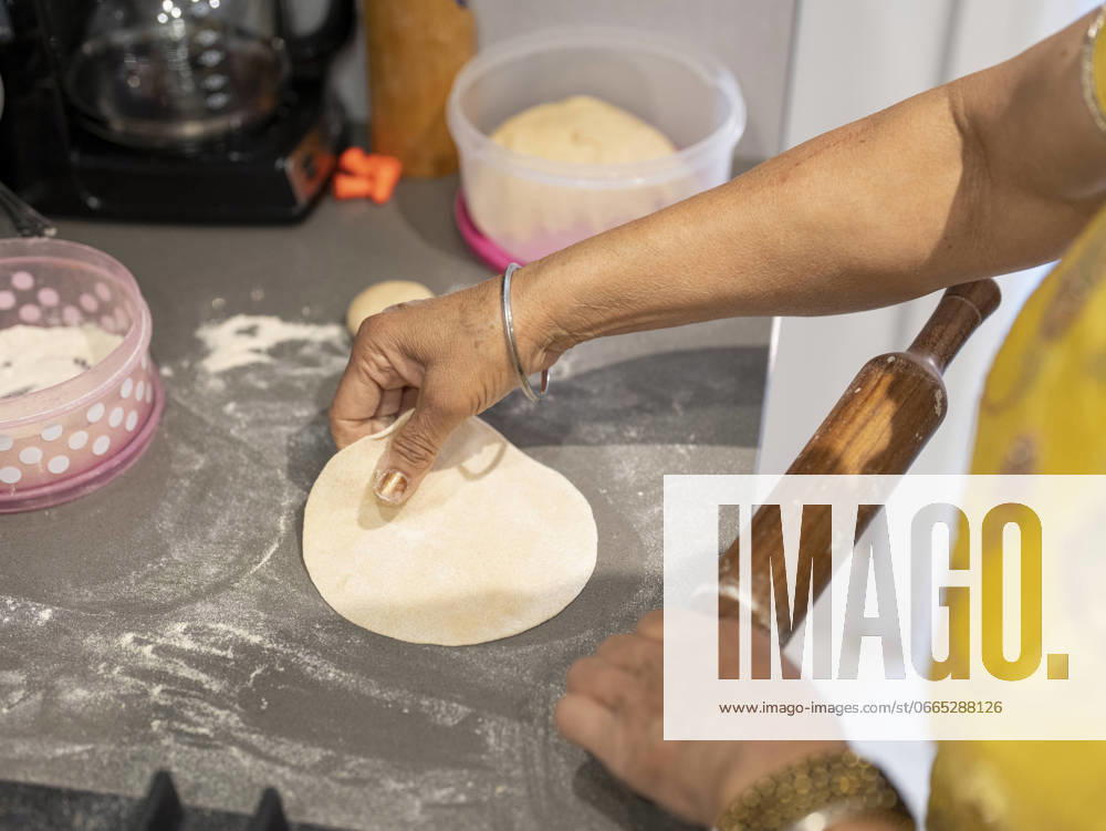 IMAGO Creative, Food, Brot, Naan Close-up of woman rolling dough in kitchen model released