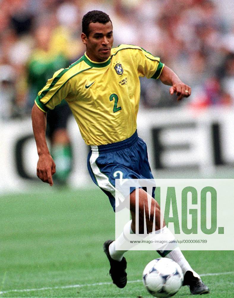 Verteidiger Cafu mit Ball Fußball WM Herren Weltmeisterschaft 1998, Vorrunde, Gruppe A, Länderspiel, Nationalmannschaft: Brasilien Einzelbild Stade De France Paris St. Denis Dynamik,