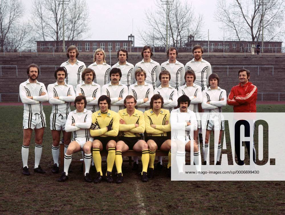 Kader Eintracht Frankfurt 1977 1978, hi.v.li.: Jürgen Grabowski, Norbert Nachtweih, Wolfgang Kraus, Rüdiger Wenzel, Willi Neuberger, Peter Reichel; Mittlere Reihe: Gert Trinklein, Karl Heinz Körbel, Dragoslav Stepanovic, Klaus Beverungen, Peter Krobbach, Bernd Hölzenbein, Egon Bihn, Bernd Nickel, Trainer Gyula Lorant; vorn: Roland Weidle, Torwart Heinz Josef Koitka, Torwart Günther Wienhold, Torwart Jürgen Pahl und Helmut Müller - DEUTSCHSPRACHIGE SPORTZEITSCHRIFTEN UND -ZEITUNGEN NUR NACH RÜCKSPRACHE Fußball 1. BL Herren Saison 1977 1978, Präsentation, Pressetermin, Eintracht Frankfurt Totale Aufnahmedatum geschätzt Frankfurt M.