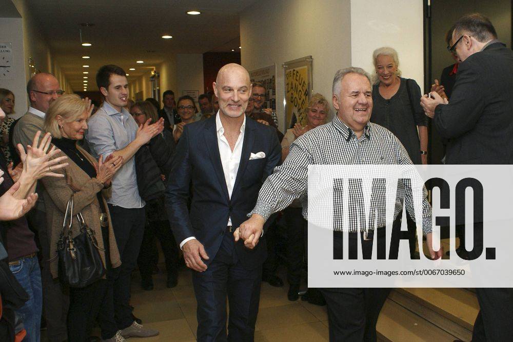 Simon Licht und Winfried Wagner nach der Premiere des Theaterstücks Laible und Frisch - Gut geklaut ist halb gebacken in der Komödie am Marquard. Stuttgart, 20.11.2015 Foto:xJ.xFuturexImage