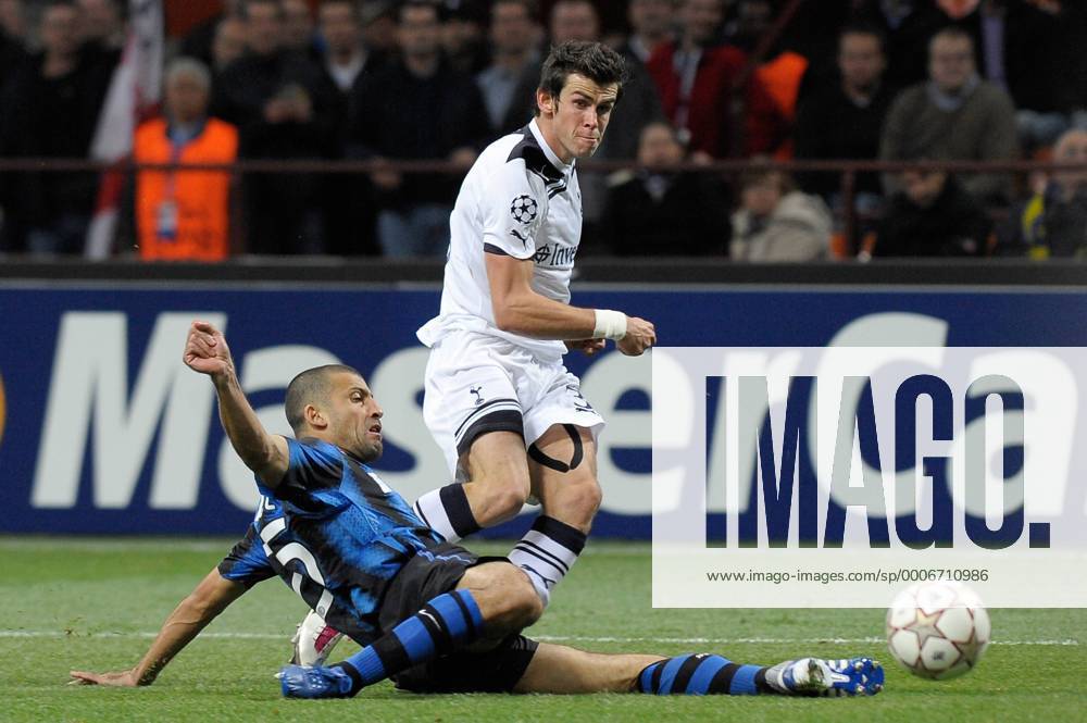 Gareth Bale (Tottenham, R) scores the 4-1 goal against Walter Samuel (Inter) - Champions League - Inter Mailand vs. Tottenham Hotspur 4:3 - 20.10.2010 - .