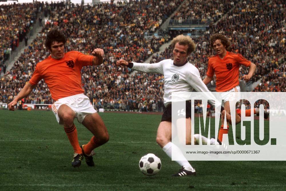 Uli Hoeneß (BR Deutschland, Mitte) gegen Wim van Hanegem (li.) und Arie Haan (beide Holland) Fußball WM Herren Weltmeisterschaft 1974, Finale, Endspiel, Nationalmannschaft, Nationalteam, Nationaltrikot, Gruppe Olympiastadion München Dynamik,