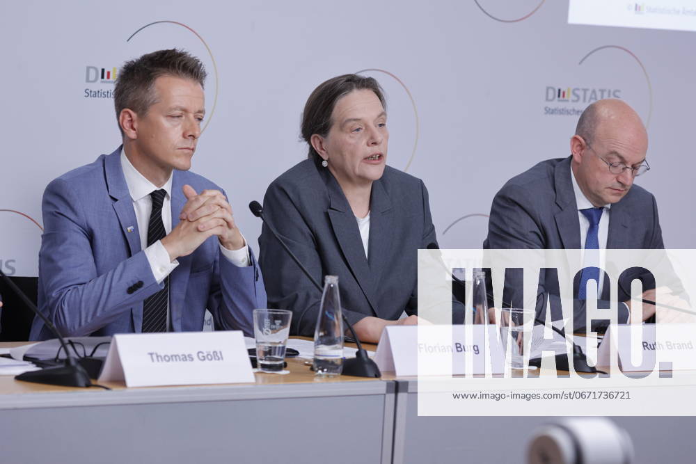 Florian Burg, Pressesprecher, Dr. Ruth Brand, Präsidentin des Statistischen Bundesamtes , Stefan Dittrich - Statistisches Bundesamt, Deutschland, Berlin, Bundespressekonferenz, Thema: Statistisches Bundesamt, Zensus 2022: Start der Veröffentlichung der Ergebnisse