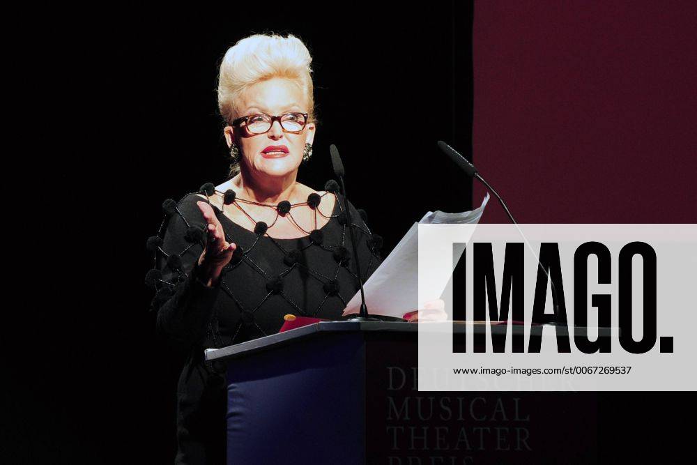 Deutscher Musical Theater Preis 2015 Angelika Milster, Laudatorin Deutscher Musical Theaterpreis Verleihung im TIPI in Berlin, roter Teppich am 26.10.2015