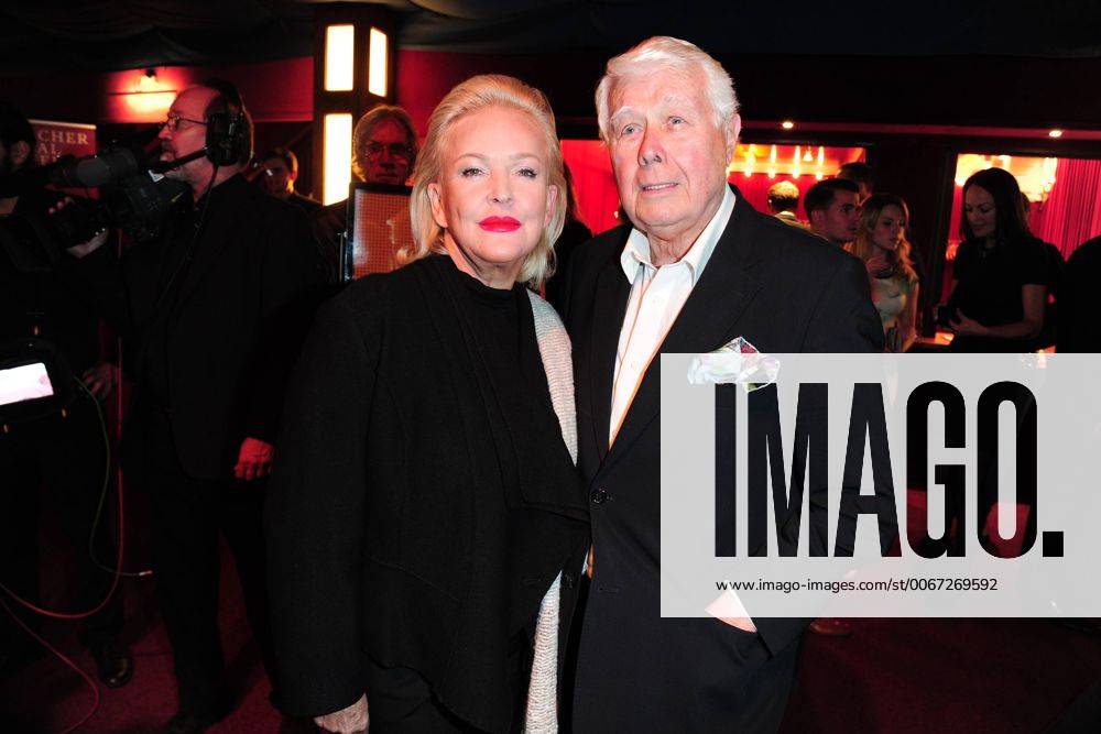 Deutscher Musical Theater Preis 2015 Angelika Milster, Saengerin, Prof. Peter Weck, Autor Deutscher Musical Theaterpreis Verleihung im TIPI in Berlin, roter Teppich am 26.10.2015