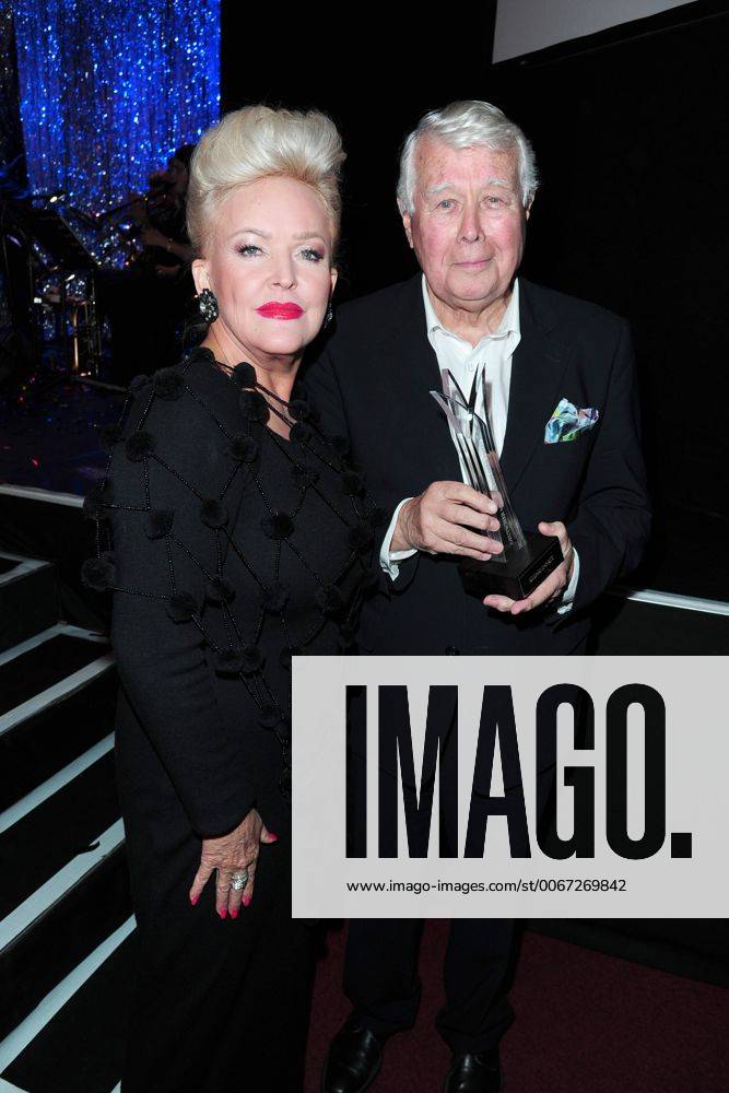 Deutscher Musical Theater Preis 2015 Angelika Milster, Saengerin, Prof. Peter Weck, Autor Deutscher Musical Theaterpreis Verleihung im TIPI in Berlin, roter Teppich am 26.10.2015