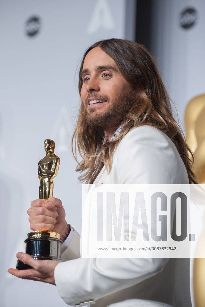 OSCARS. Bester Nebendarsteller. Preisträger 2011-2020 March 2, 2014 - Hollywood, California, U.S. - After winning the category Performance by an actor in a supporting role for his work in Dallas Buyers Club , actor JARED LETO poses with his Oscar for the press. The Oscars are presented live on ABC from the Dolby Theatre in Hollywood. - ZUMAz03