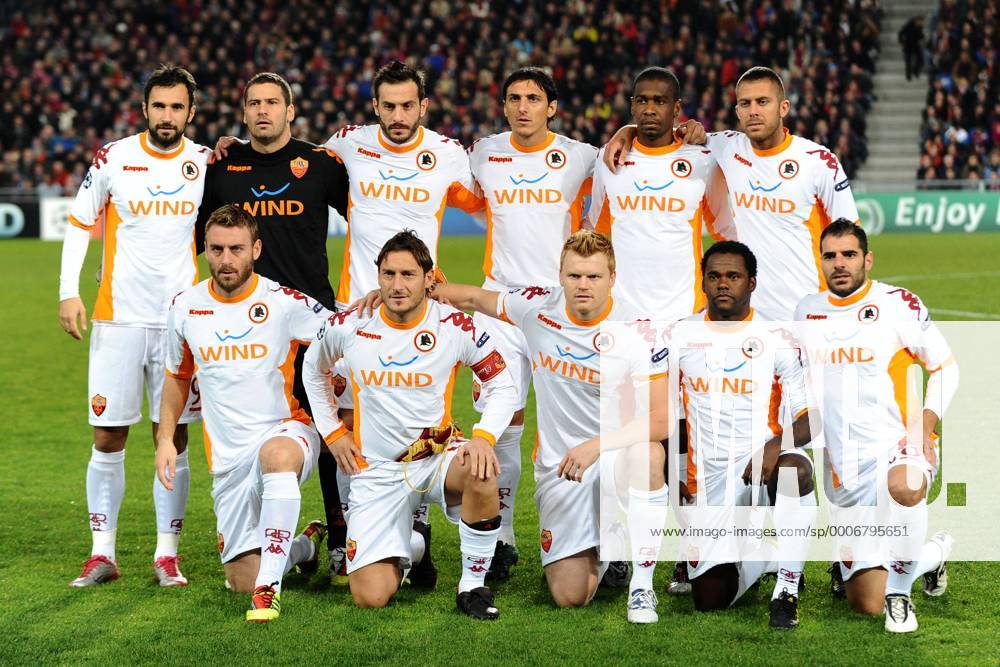 Mannschaftsbild AS Rom, hi.v.li. Mirko Vucinic, Torwart Julio Sergio, Marco Cassetti, Nicolas Burdisso, Juan, Jeremy Menez vorn: Daniele De Rossi, Francesco Totti, John Arne Riise, Fabio Simplicio und Simone Perrotta