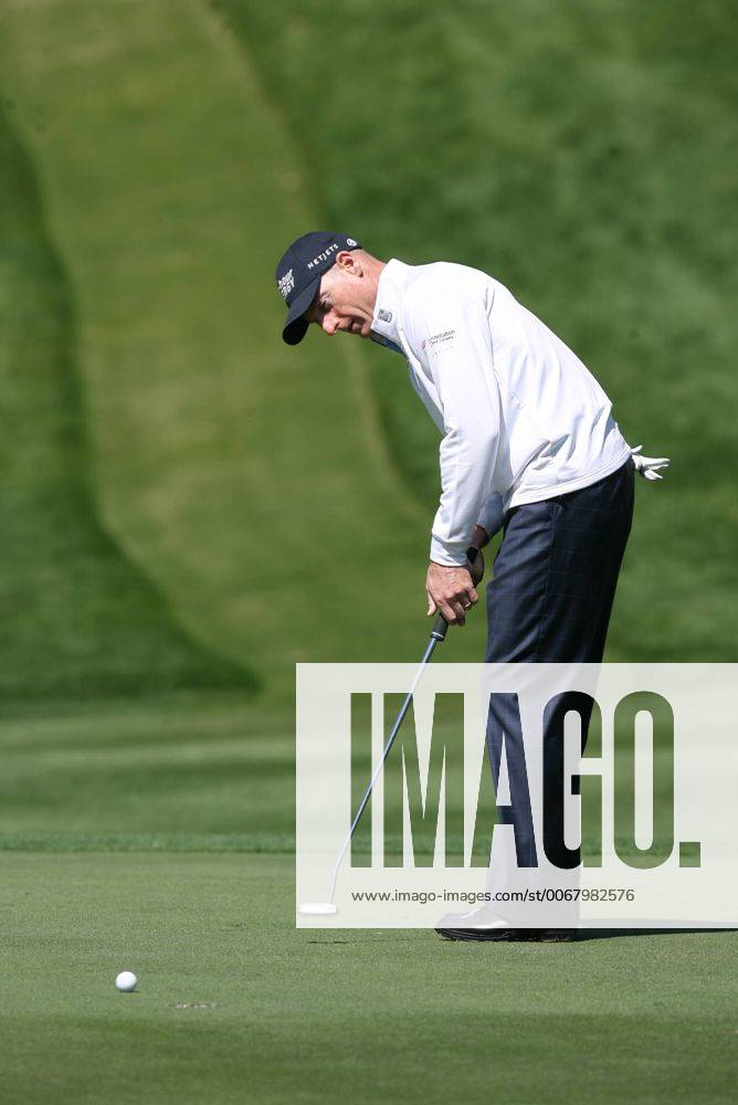 Palm Harbor, Florida, U.S. - DOUGLAS R. CLIFFORD TIMES.Jim Furyk putts at the 15th green Wednesday (3 13 13) while competing in the Tampa Bay Championship Pro-Am at Innisbrook s Copperhead Golf Course in Palm Harbor. - ZUMAs70