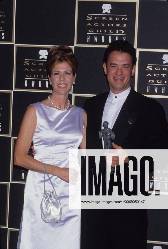 TOM HANKS with wife Rita Wilson at the Screen Actors Guild Awards 1995.k0739lr. - ZUMAg49