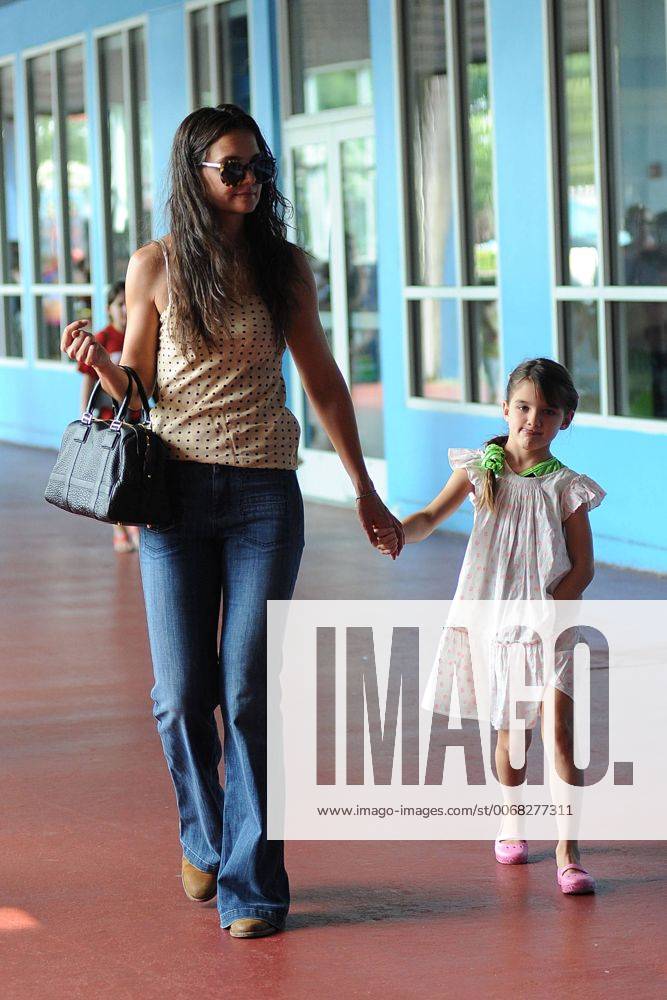 New York, New York, U.S. - Actress KATIE HOLMES and daughter SURI CRUISE in Chelsea New York City. - ZUMAny1