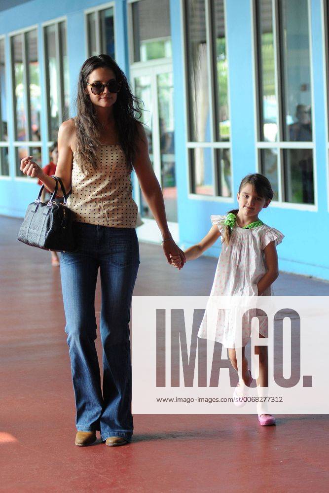 New York, New York, U.S. - Actress KATIE HOLMES and daughter SURI CRUISE in Chelsea New York City. - ZUMAny1