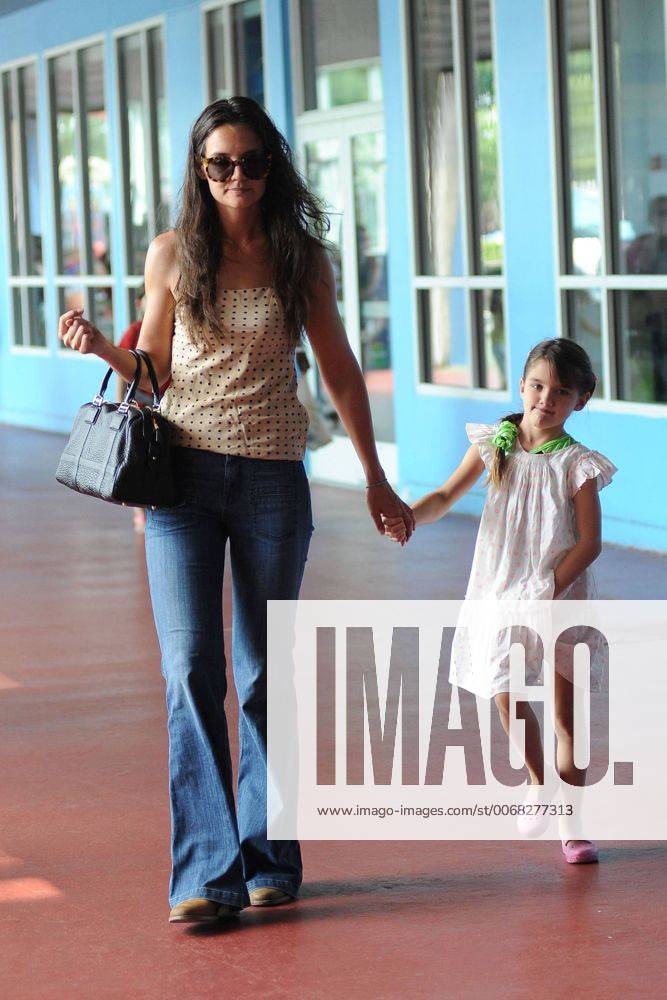 New York, New York, U.S. - Actress KATIE HOLMES and daughter SURI CRUISE in Chelsea New York City. - ZUMAny1