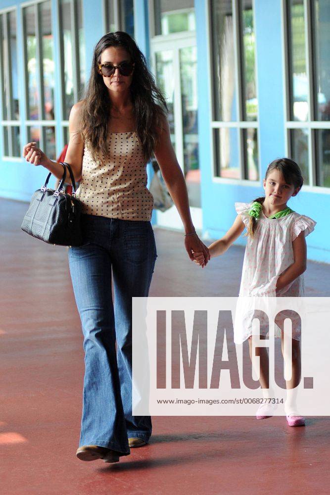 New York, New York, U.S. - Actress KATIE HOLMES and daughter SURI CRUISE in Chelsea New York City. - ZUMAny1